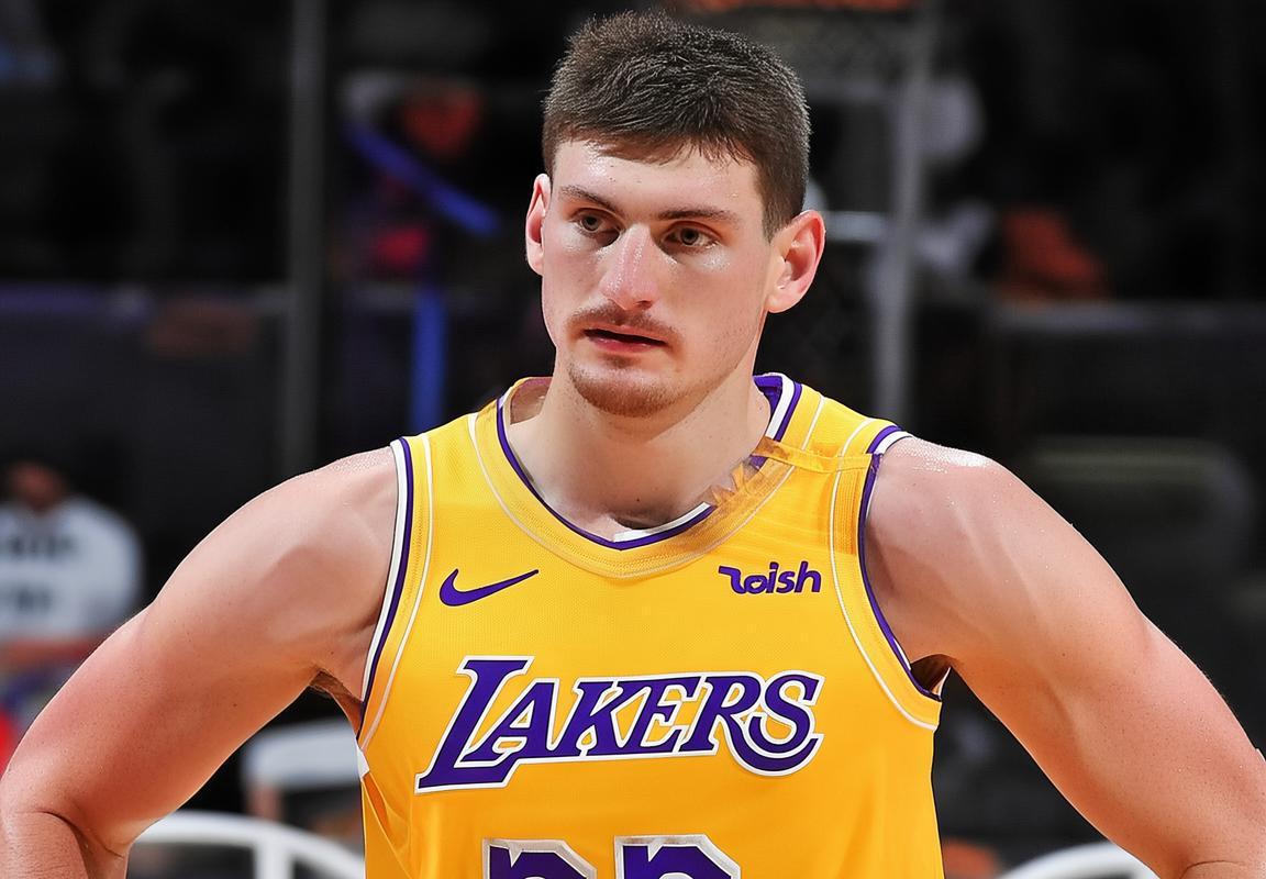 洛杉矶湖人夏季联赛遭勇士逆转：斯威德闪耀，克内克特低迷